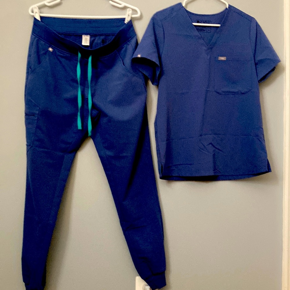 Figs scrub set. Medium/medium One pocket top and jogger. Azure blue.